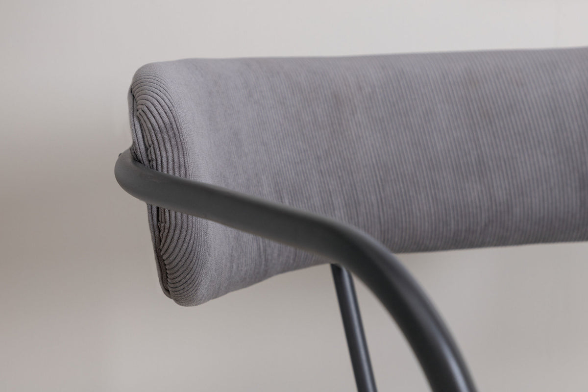 Poltrona Duffy – Singola con Struttura Nera e Rivestimento in Corduroy Grigio